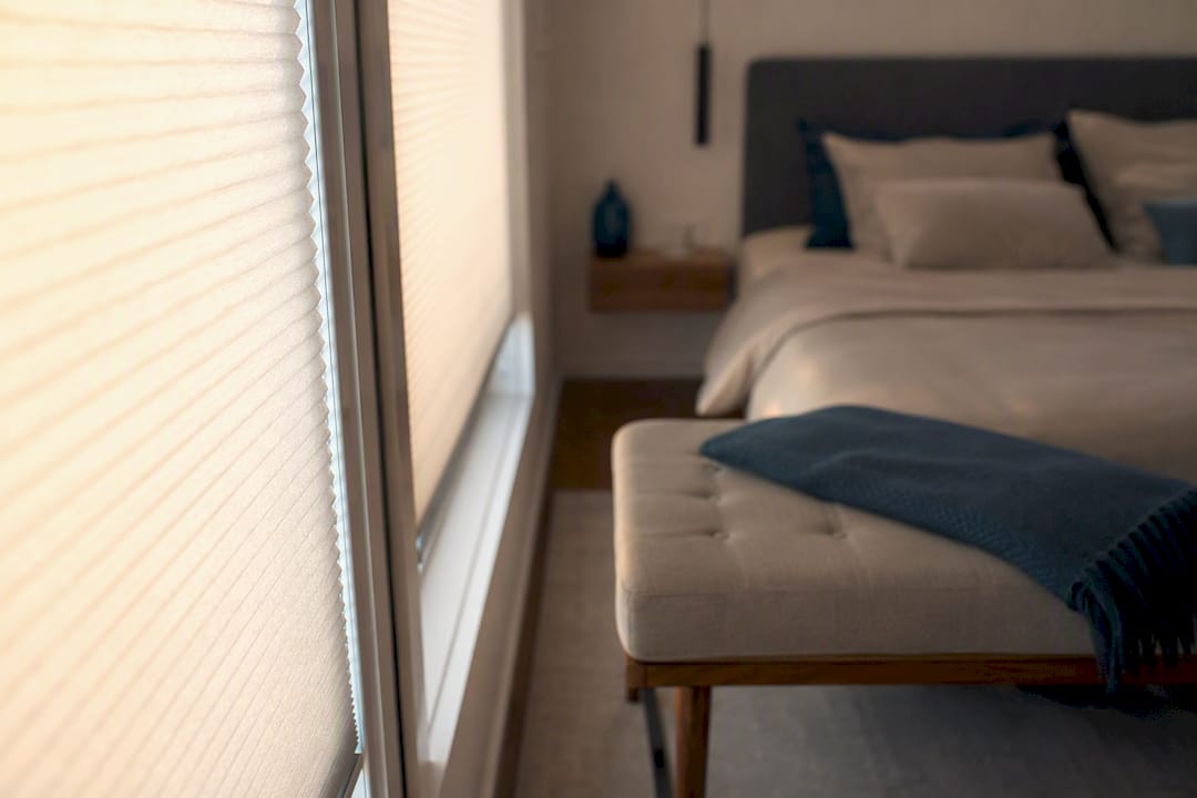 Rand eines plisseeartigen Wabenjalousie am Fenster