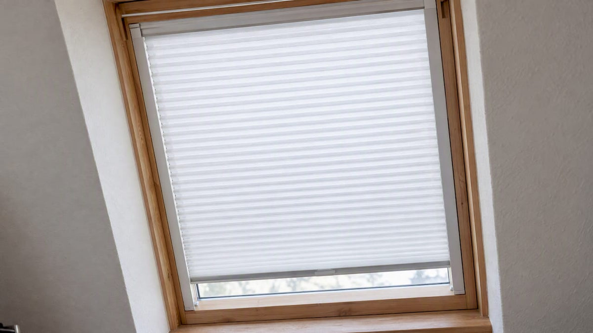 Weißes Wabenplissee am schrägen Gaubenfenster