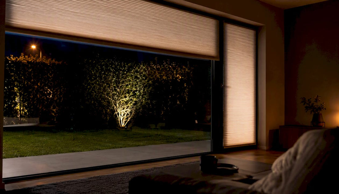 Fenster bei Nacht mit Spiegeleffekt durch spezielle Folie