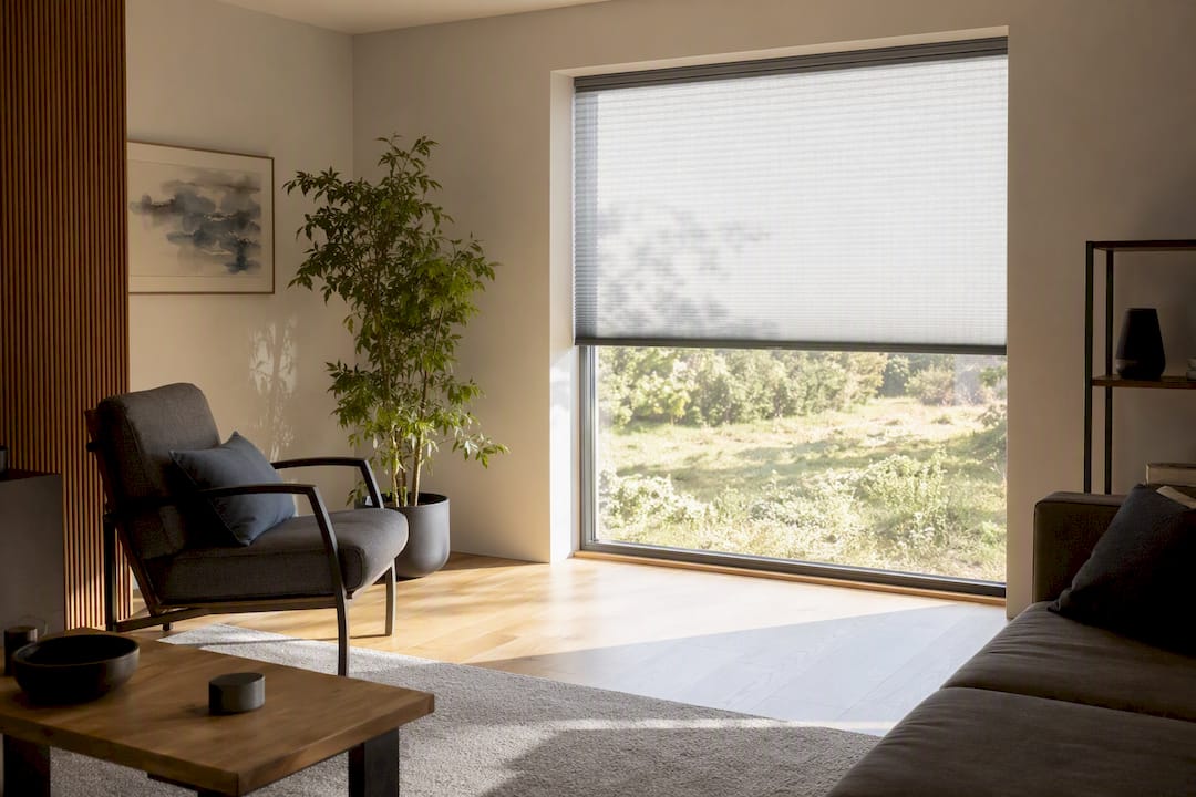 Wohnzimmerfenster mit elektrisch betriebenem Plissee