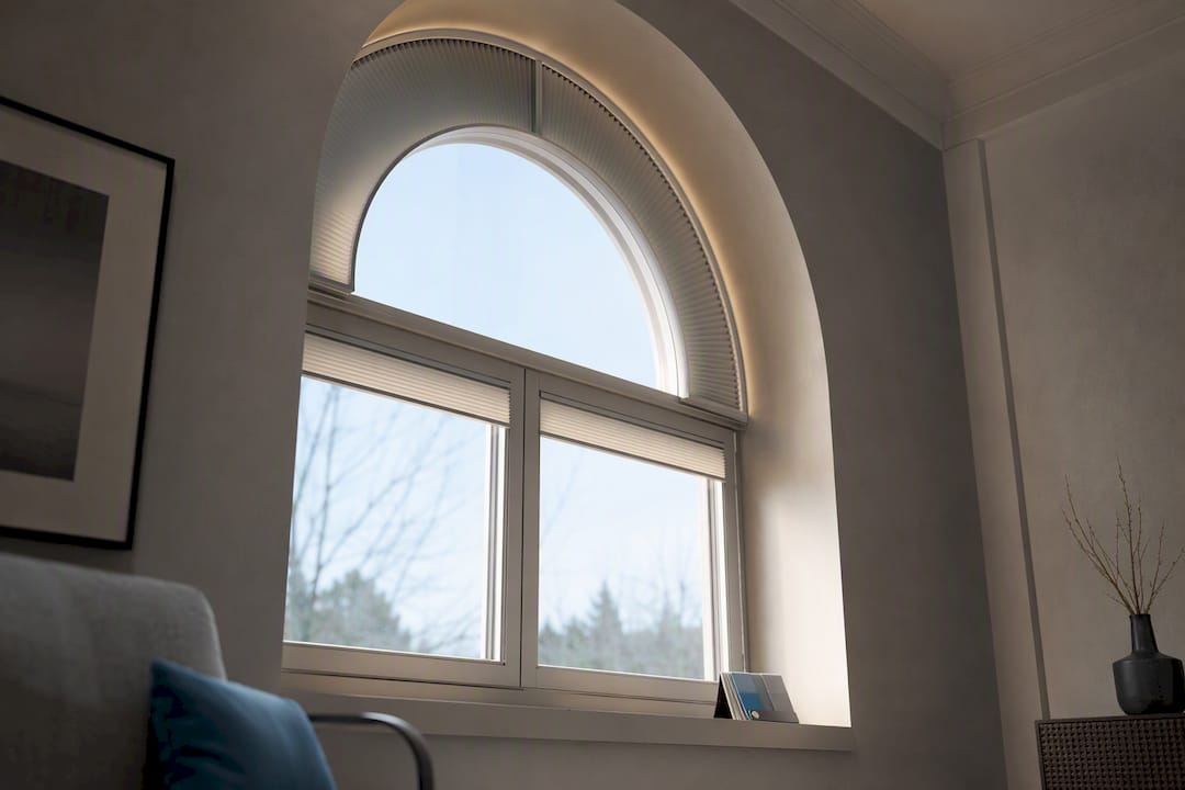 Bogenfenster mit passgenauer Beschattung