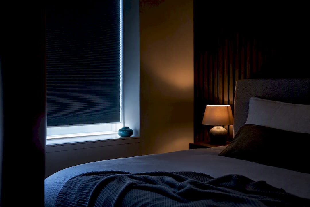 Verdunkeltes Schlafzimmer mit schmalem Lichtstreifen